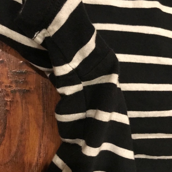 LIKE NEW Relaxed v neck - Picture 6 of 7